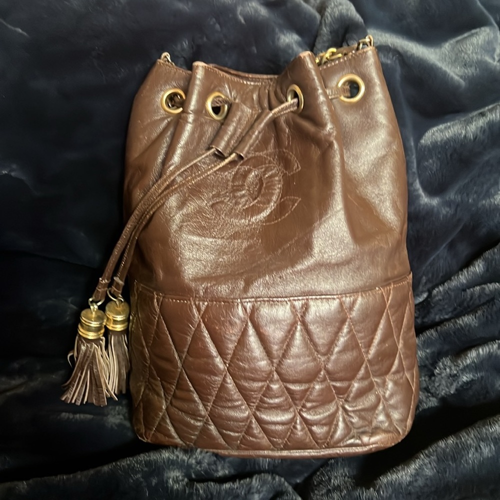 Stylish Brown and Gold Backpack with Drawstring Closure and Quilted Design - Picture 15 of 15